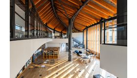 国際高等専門学校 内観。美しい意匠。