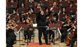 お手持ちの楽器や手拍子、歌でオーケストラと共演（写真は昨年の公演）(c) 飯島隆