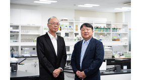 大和大学理工学部特任教授の垣内喜代三教授と理工学部長の上村佳永教授