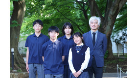 高校1年生学年主任で国語科教諭の伊藤悟史先生と、中学・高校それぞれの1期生たち