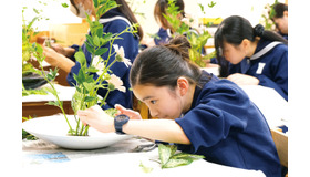 中1の華道の授業のようす