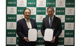 （左から）文化学園大学杉並中学・高等学校青井校長、武蔵大学髙橋学長
