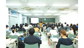 駿台予備学校「難関大学フェア」は雨天にも関わらず満席となった。