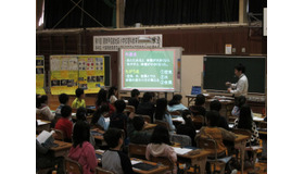 写真1　千葉県船橋市立中野木小学校で公開された、先進的なICTを活用した授業。電子黒板とタブレット端末、デジタルスクールノートなどを活用