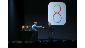 iOS 8を発表するティム・クックCEO（向かって右）とクレイグ・フェデリギ（ソフトウェアエンジニアリング担当上級副社長）　(c) Getty Images