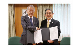 福田電気通信大学長(左)と立石東京外国語大学長