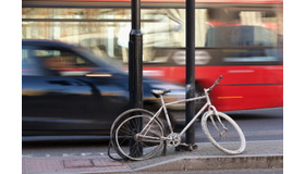 【なくせ！自転車事故】走行中のスマホ操作、ヘッドホン利用は危険…ルール以前に身を守るのが本質