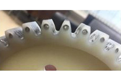 岐阜大、炭素繊維織物で強化した樹脂製歯車を共同開発 画像