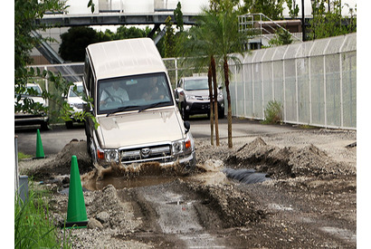 【夏休み】助手席からオフロード体験…子どもも車で水たまりドボン 画像