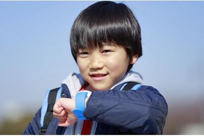 日本初、KDDIが通話できる子ども用腕時計「mamorino Watch」発売 画像