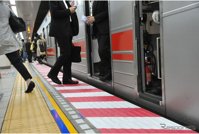 東京メトロ九段下駅ホームに赤白2色の「注意喚起シート」 画像