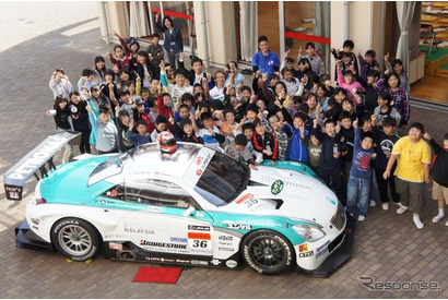 レーシングドライバーの中嶋一貴が小学校で特別授業 画像