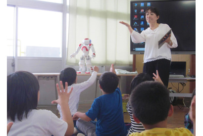 人型ロボットが英語の先生に、公立小で文科省新教材活用 画像