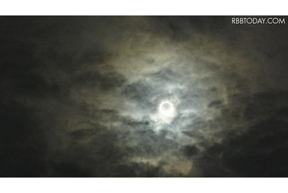 首都圏の金環日食、雲越しにシルエット 画像