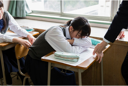 睡眠時間が足りない小中学生54％、原因は勉強や動画視聴 画像