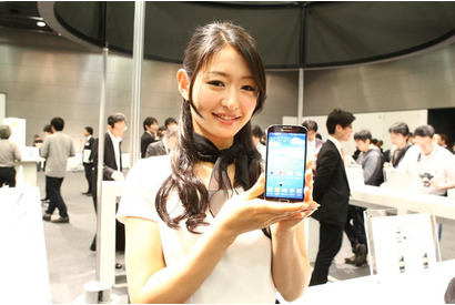 ドコモ 2013夏モデル、触らず操作充実の「GALAXY S4 SC-04E」 画像