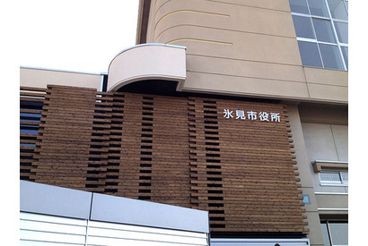 富山県の氷見市役所、体育館を庁舎に再利用 画像