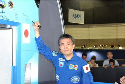 【宇宙博2014】若田宇宙飛行士が「きぼう」実物大モデルにサイン 画像