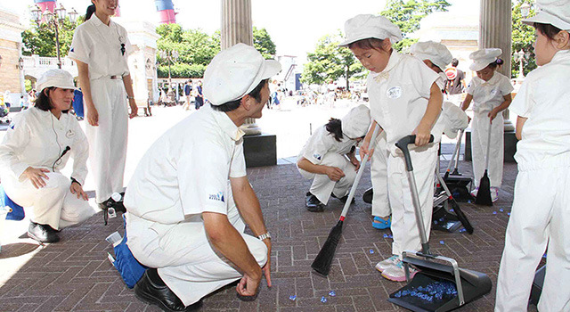 夏休み ディズニー憧れのキャスト体験 清掃体験プログラム リセマム