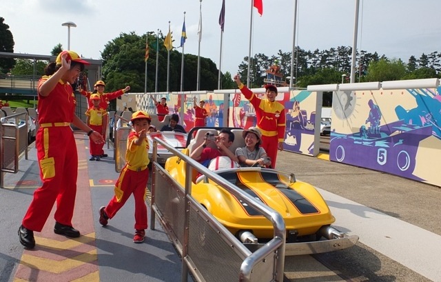 夏休みの東京ディズニーランドで小学生がキャスト体験 リセマム