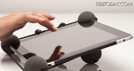 スタンド代わりに利用するイメージ（iPadは別売） スタンド代わりに利用するイメージ（iPadは別売）