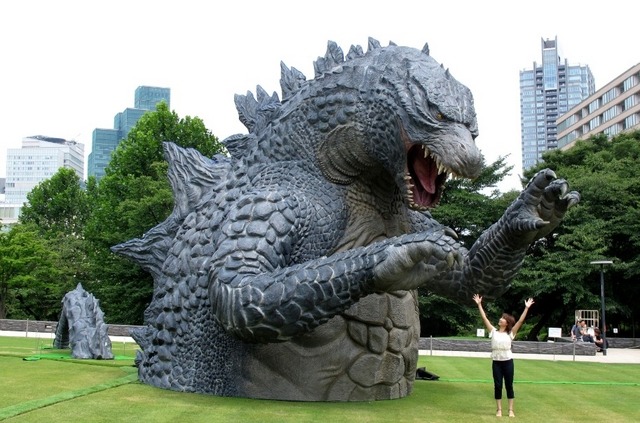 六本木アートナイト2015に関連し、芝生の上に巨大なゴジラヘッドが出現。おすすめフォトスポットになる。