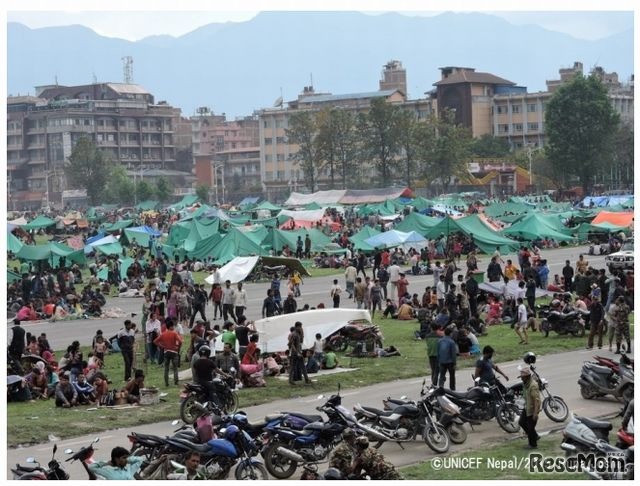 地震発生後、屋外に避難する人々