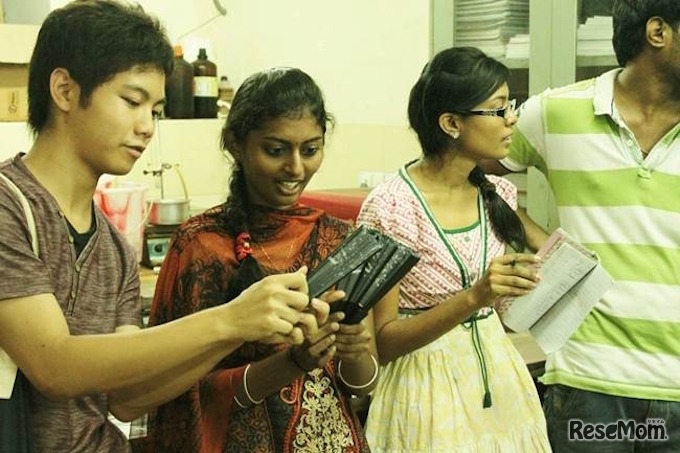 インド・アナ大学の学生と課題に取り組むようす