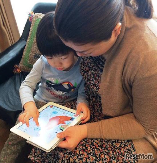 ダンスアース絵本アプリを楽しむ親子