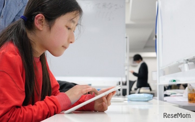 タブレット指導システム「atom」での学習のようす