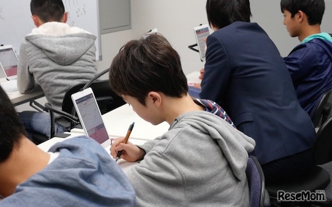 タブレット指導システム「atom」での学習のようす