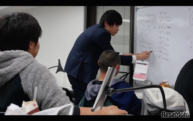 タブレット指導システム「atom」での学習のようす