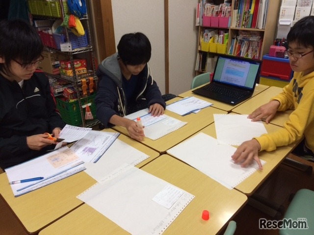 レポート作成に取り組む生徒の様子