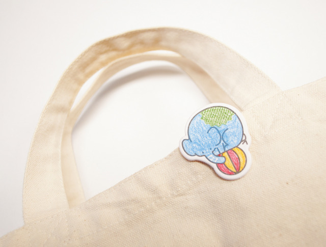 手作りしたペーパーブローチの使用イメージ