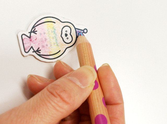 動物が描かれた台紙に色鉛筆やマーカーなどで色を塗る