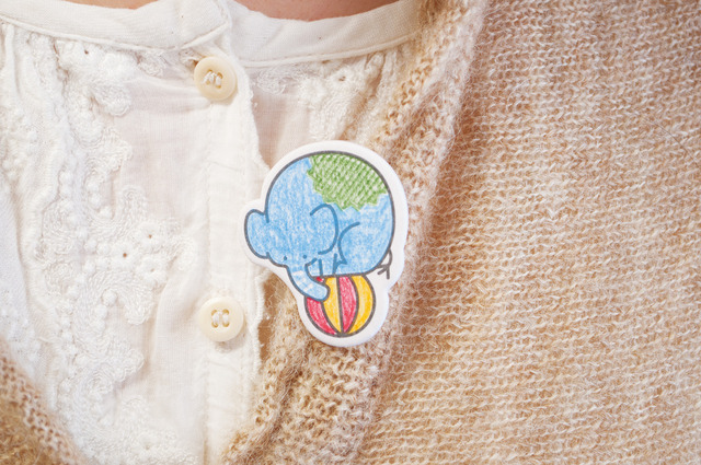 手作りしたペーパーブローチの使用イメージ