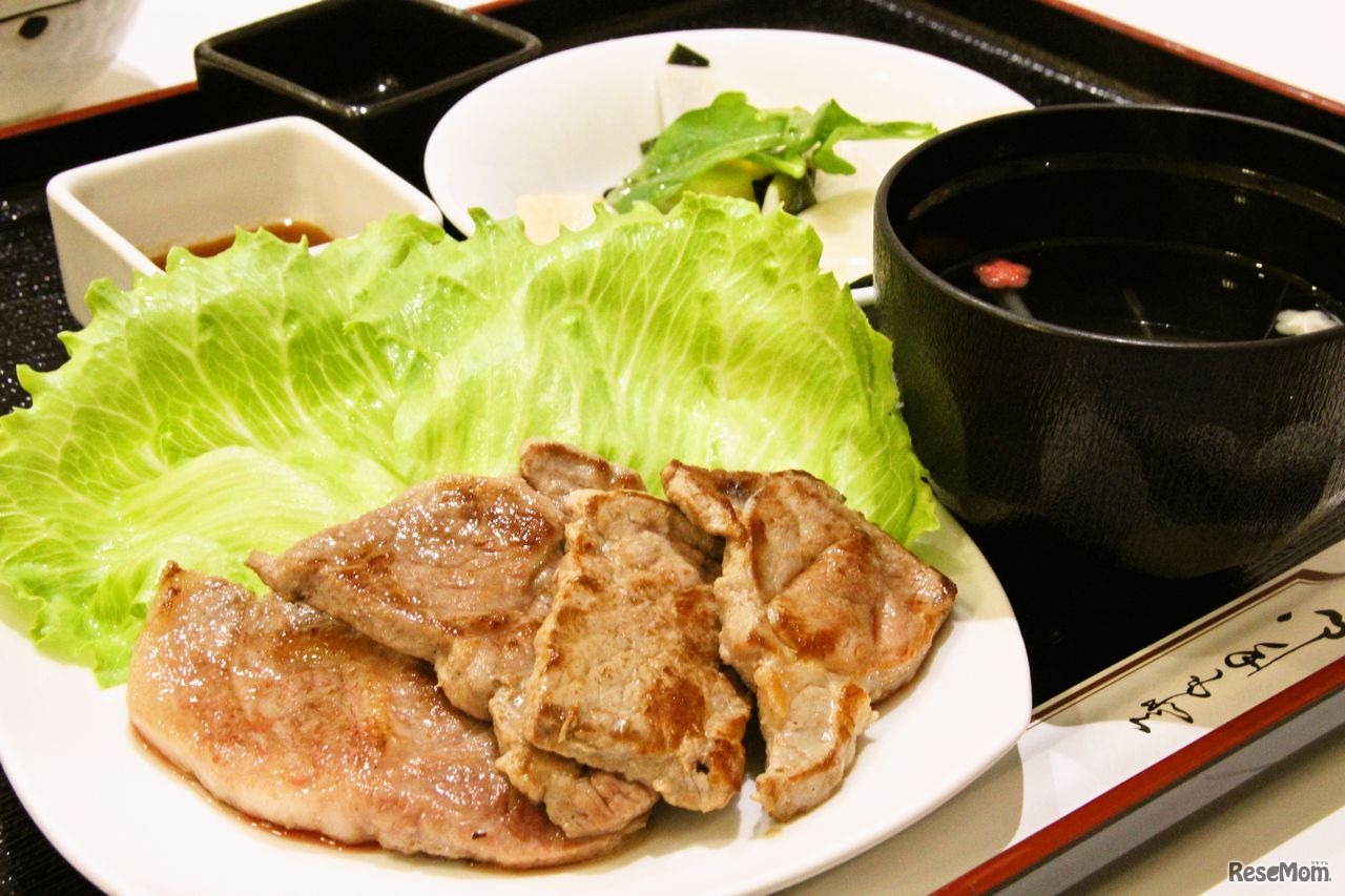 大学コラボ定食「東西ご千早（ちそう）定食」。手前は豚のくさみがなくしっかりとした肉質が楽しめる「ノンメタポーク」