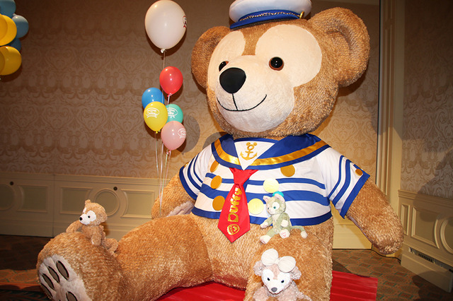 高さ2メートルを超える巨大なダッフィー