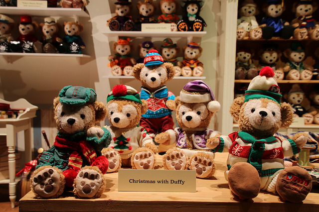 ダッフィーのコスチューム90点の展示