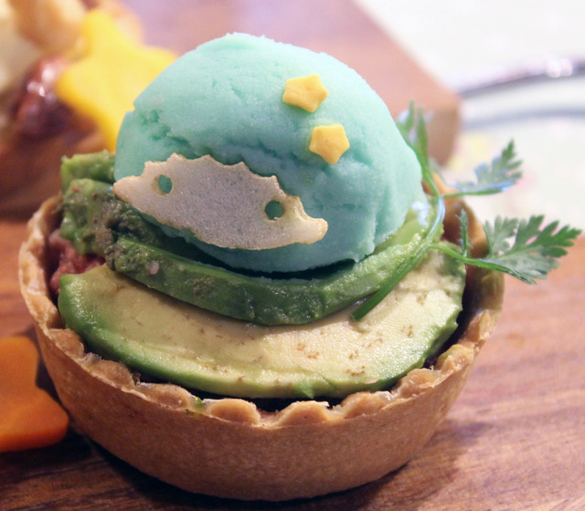 「みんなでパーティーしよ 種類沢山のピンチョス」のキキはコンビーフとアボガド