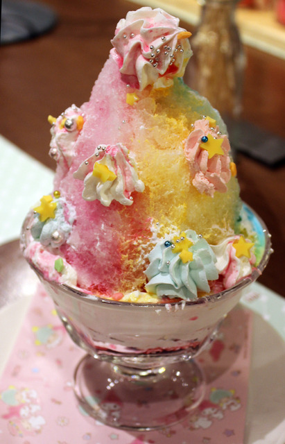 「虹色かき氷パフェ」