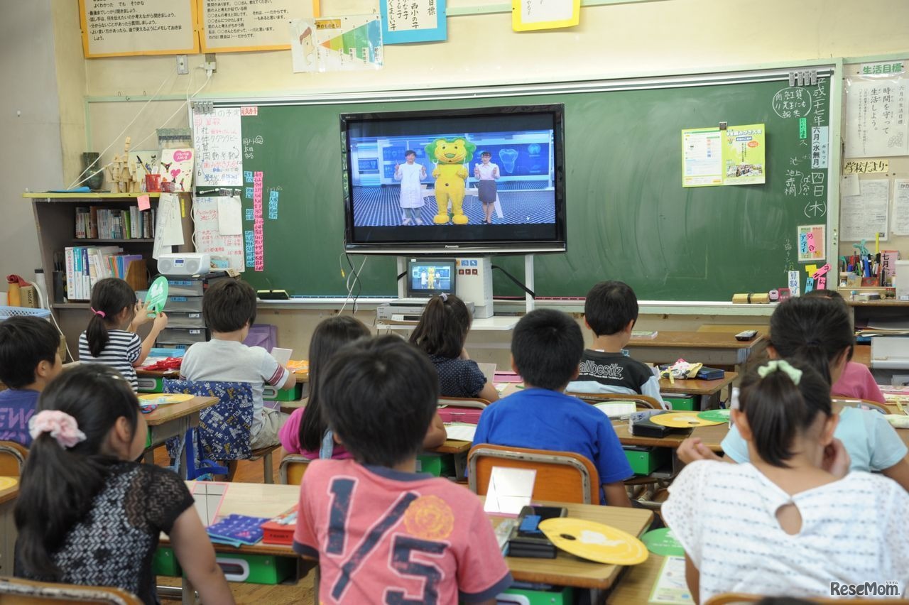 インターネットを介して、日本とアジアの小学校と会場が一体に