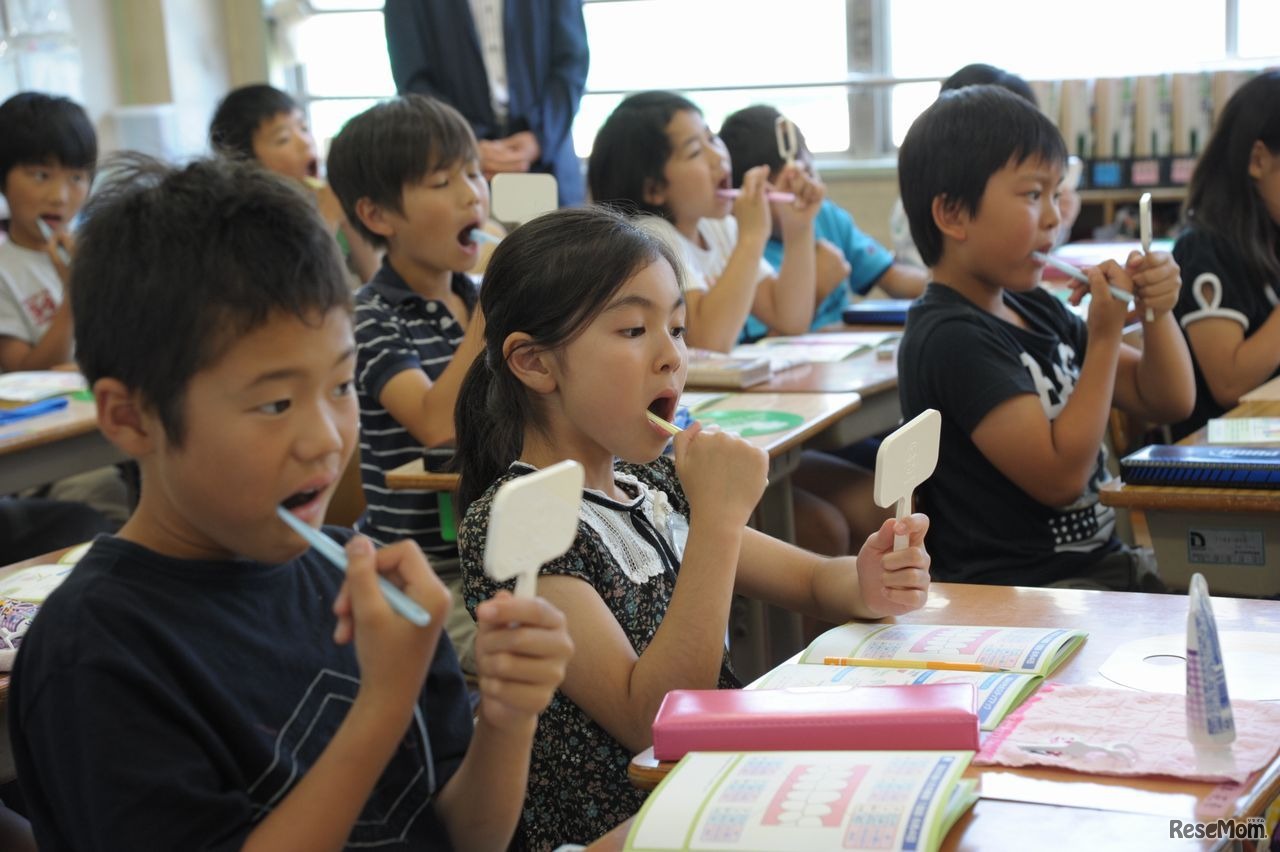 映像での指導に合わせて、歯みがきに取り組む小学生たち