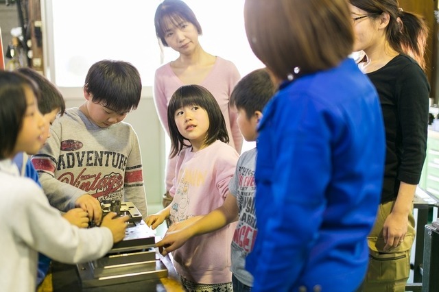 enjoymonoでは町工場の企業による講座やワークショップ、つくりたいものの具体化などを行う