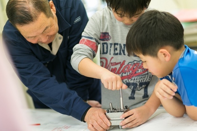 enjoymonoでは町工場の企業による講座やワークショップ、つくりたいものの具体化などを行う