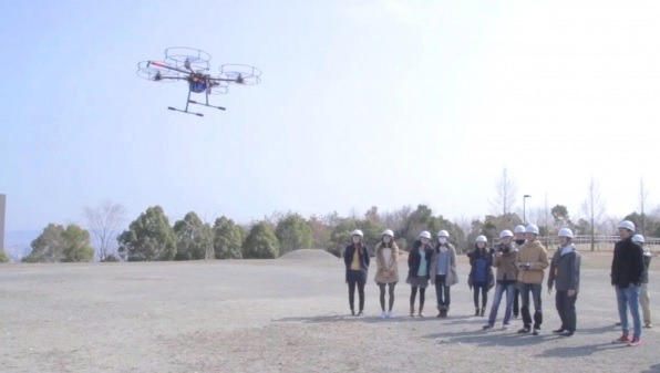 総合情報学部学生によるドローン操縦の様子