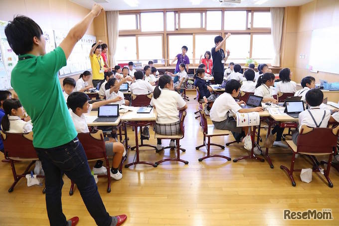 出張プログラミング授業のようす（立命館小学校）