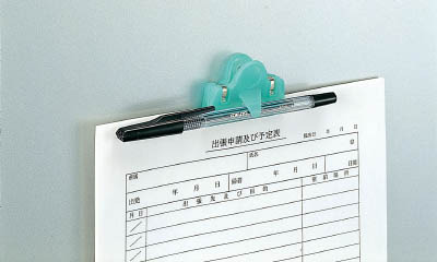 紙もペンも挟んで、吊るせます。　ペンマグクリップ使用例