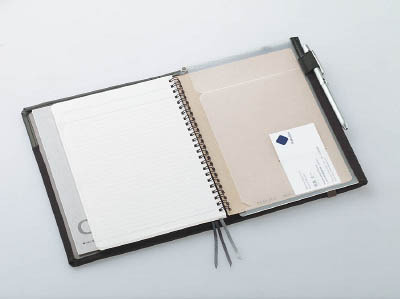 内側にも名刺ポケットが付いている