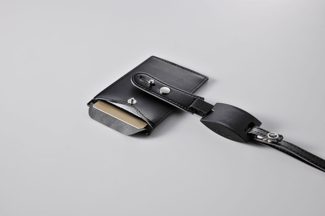 名刺などを一緒に携帯できるポケット付き